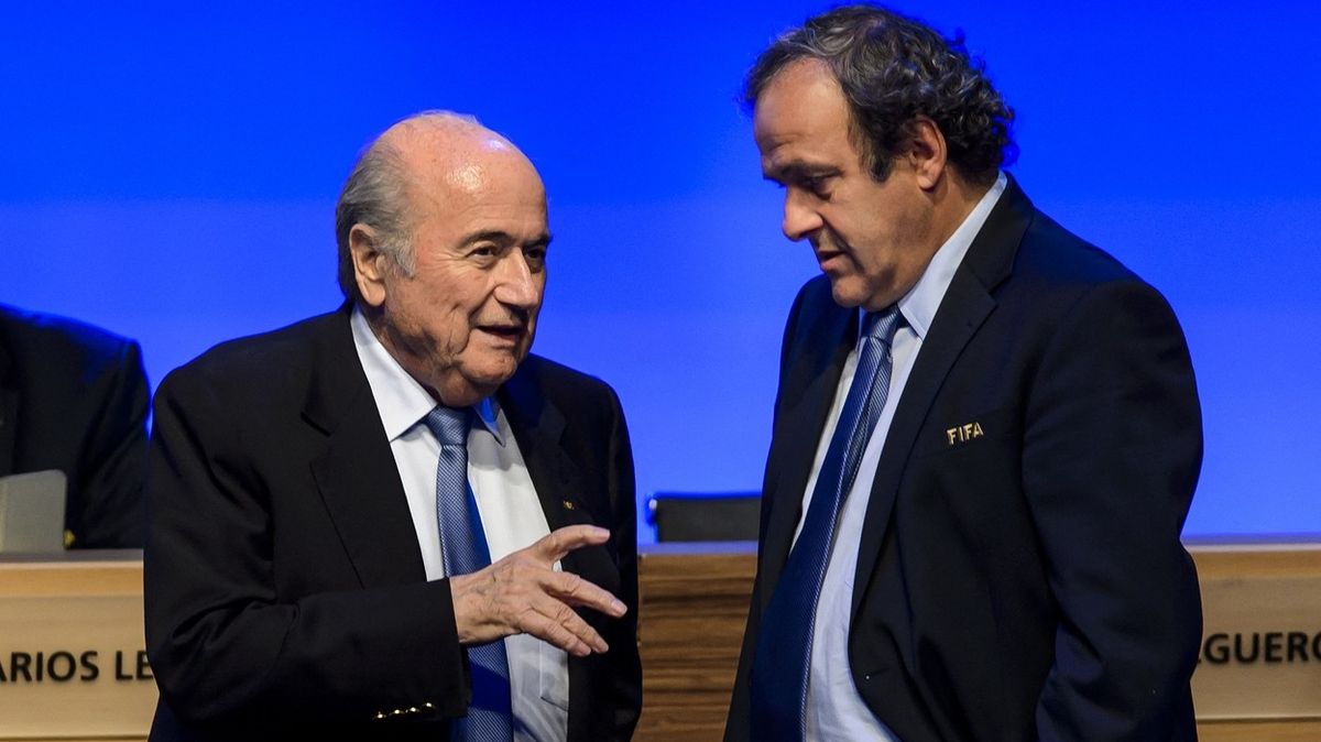 Bývalí šéfové FIFA Blatter a Platini byli ve Švýcarsku obžalováni z podvodu